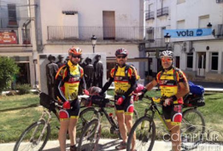 Tres ciclistas inician el camino de Santiago desde Peñarroya