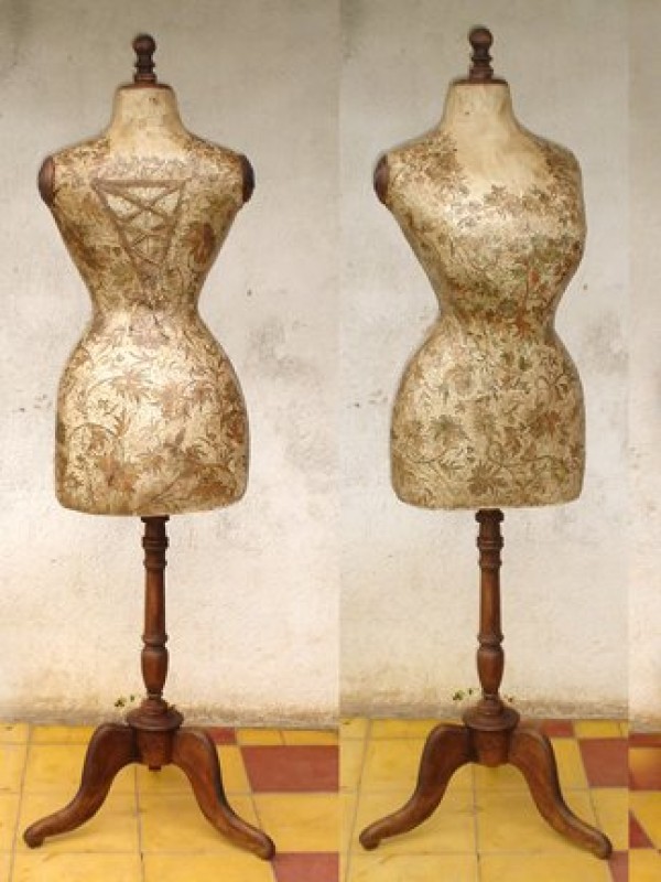 Cartel de Pieza del mes del Museo Etnográfico: Maniquí 