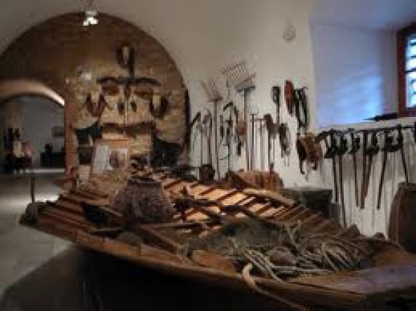Cartel de Ruta: “Museo Etnográfico y Museo de Arte Contemporáneo”