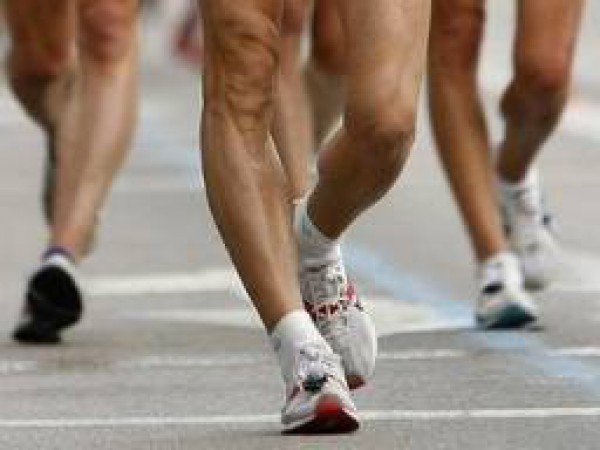 Cartel de I Marcha Contra el Cáncer en Azuaga “¿Y tú por quién corres?”