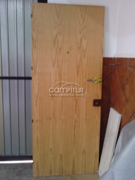 Foto 2 de PUERTA DE ENTRADA DE MADERA