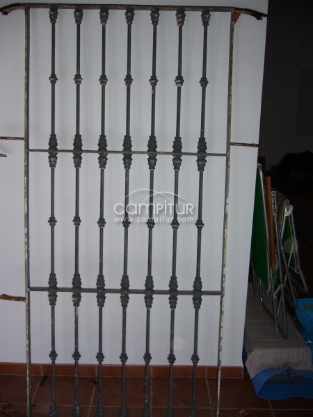 SE VENDE REJA Y BALCON ANTIGUOS