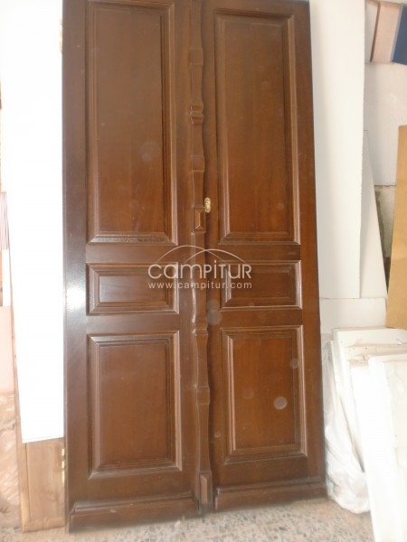 Foto 2 de PUERTAS DE CALLES DE MADERA DE IROKO 