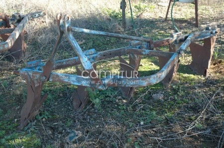 VENDO ARADO BAJO DE VERTEDERAS