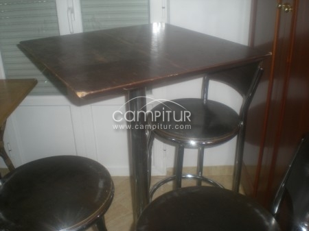 se vende conjunto de 5 mesas y 20 banquillos para bares ect... 