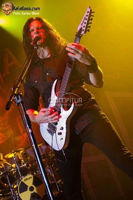 musicos,guitarrista y bajista