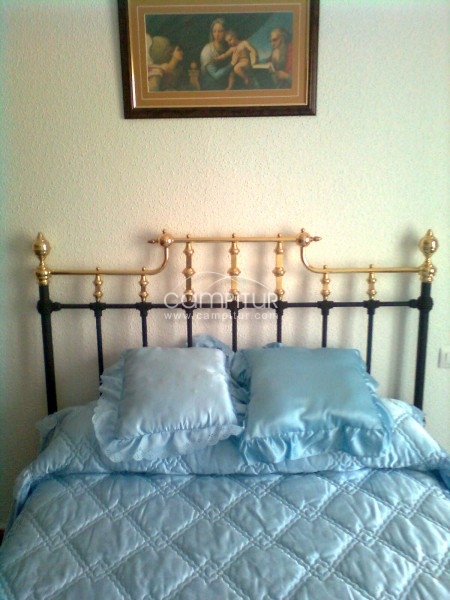 VENDO CAMA ANTIGUA