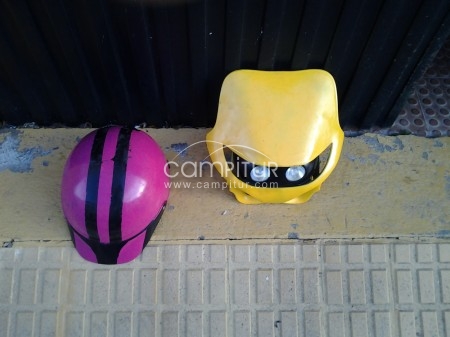 SE VENDE CARETA DE MOTO ACERVI Y "CASCO"