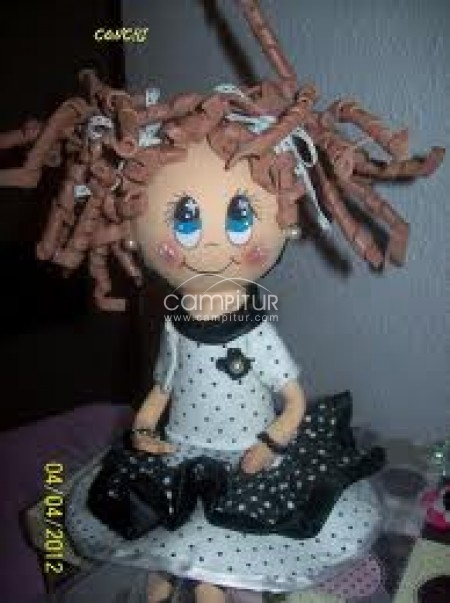 MUÑECA GOMA EVA