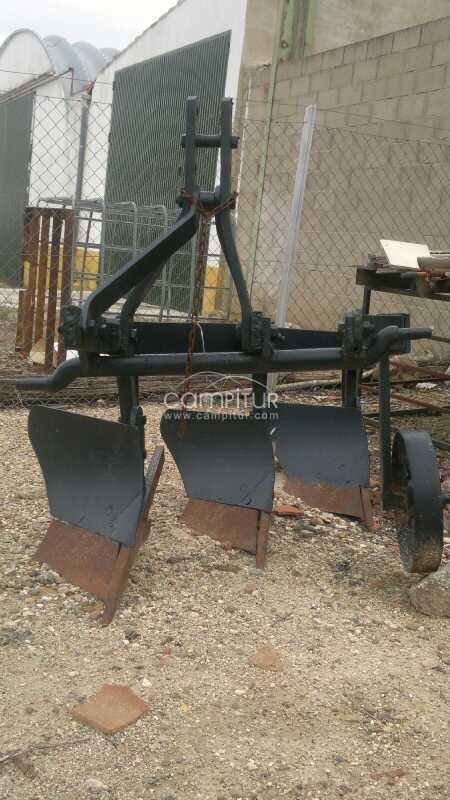 SE VENDE UN ARADO DE TRES CUERPOS DE MATA