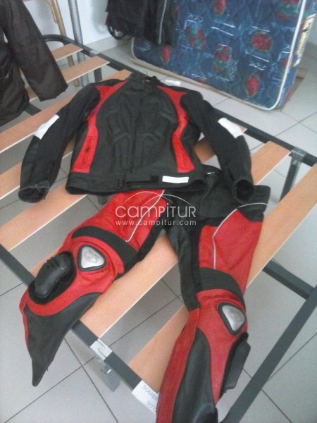 Traje y botas para moto