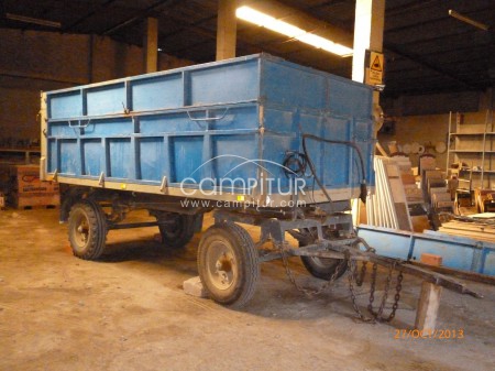 Remolque agrícola y aperos de labranza