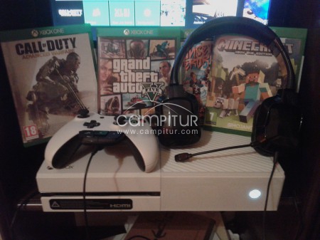 XboxOne (500GB) + 4 juegos + Cascos