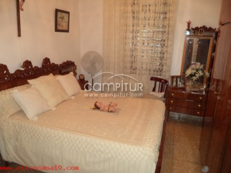 SE VENDE  MEDIA CASA CON AMPLIO CORRAL Y BIEN SITIUADA