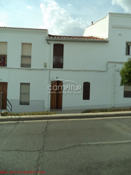 Foto 2 de SE VENDE  MEDIA CASA CON AMPLIO CORRAL Y BIEN SITIUADA