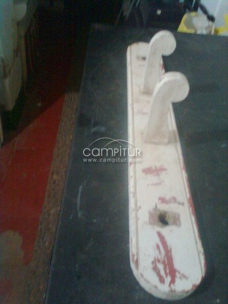 Foto 2 de PERCHA DE MADERA