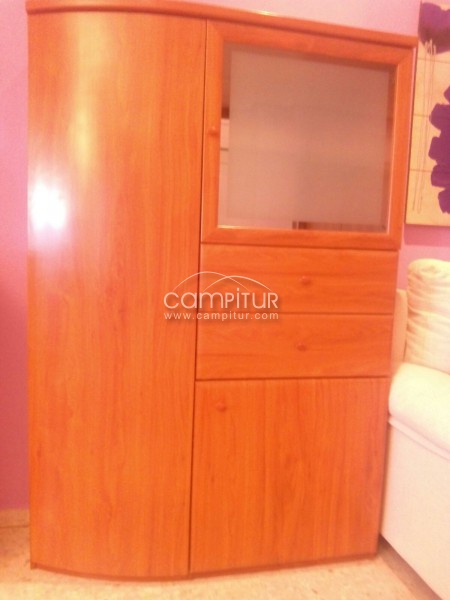 Mueble curvo con vitrina