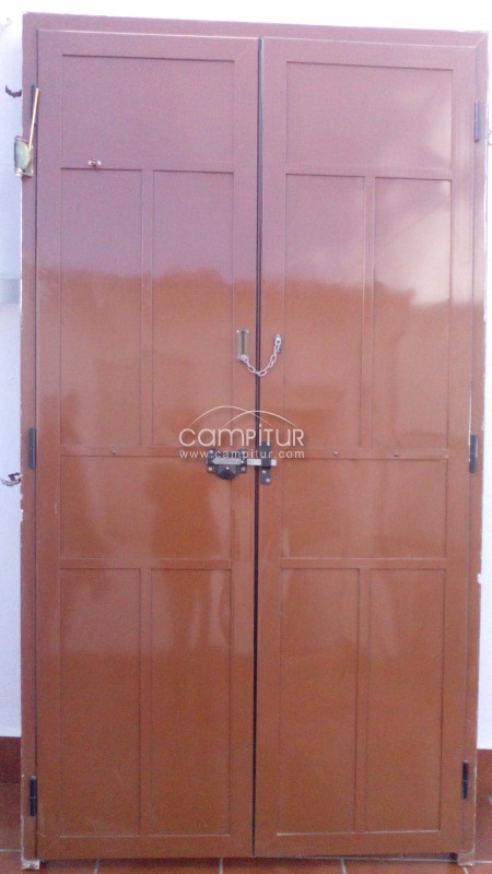Puerta de aluminio.