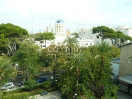 SE ALQUILA MAGNIFICO PISO EN CADIZ.