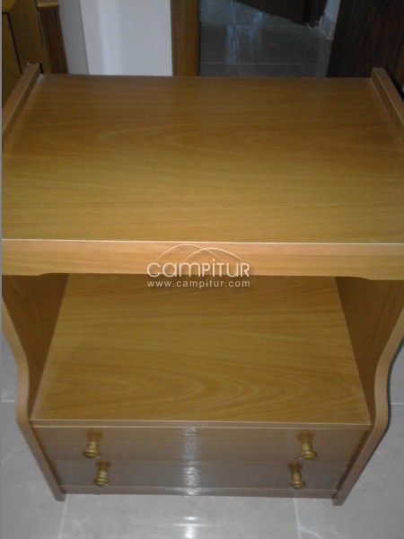 SE VENDE MESA PARA TELEVISOR PEQUEÑO