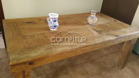 Se vende mesa de madera maciza