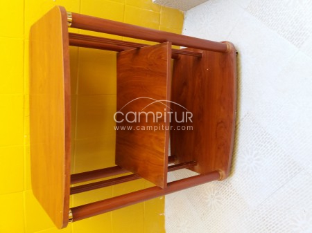 VENDO MESA DE MADERA COLOR CAOBA PARA TELEVISOR SEMINUEVA