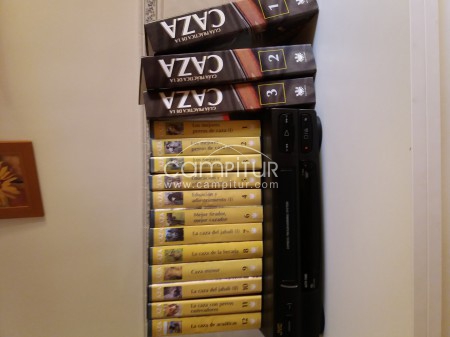 VENDO VHS MARCA JVC + VHS DE CAZA + LIBROS