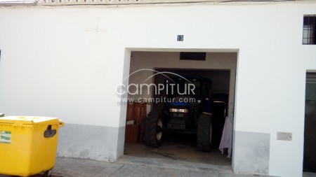 SE VENDE COCHERA ENTRADA POR DOS CALLES