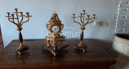 CONJUNTO 2 CANDELABROS Y RELOJ DE ALABASTRO Y BRONCE DORADO