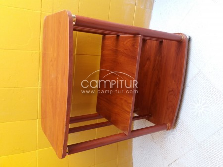 Vendo mesa de madera con tres estanterias