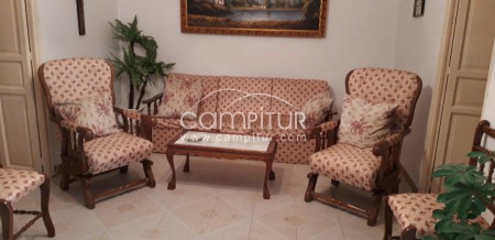 TRESILLO CON SOFÁ CAMA. 2 SILLONES MERCEDORAS, 2 SILLAS Y MESA