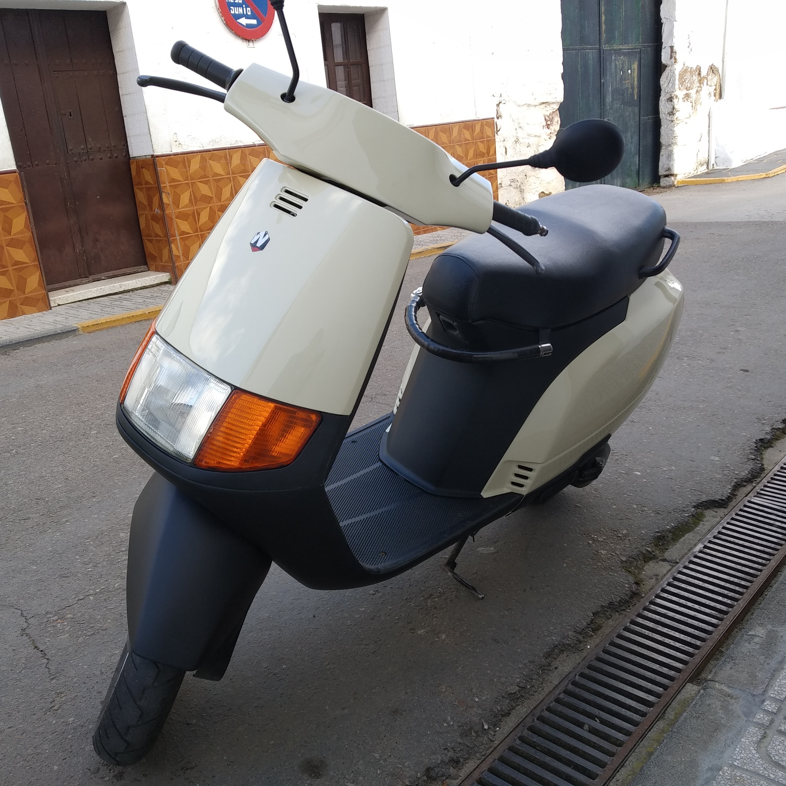 SE VENDE VESPA PIAGGO SFERA 75cc