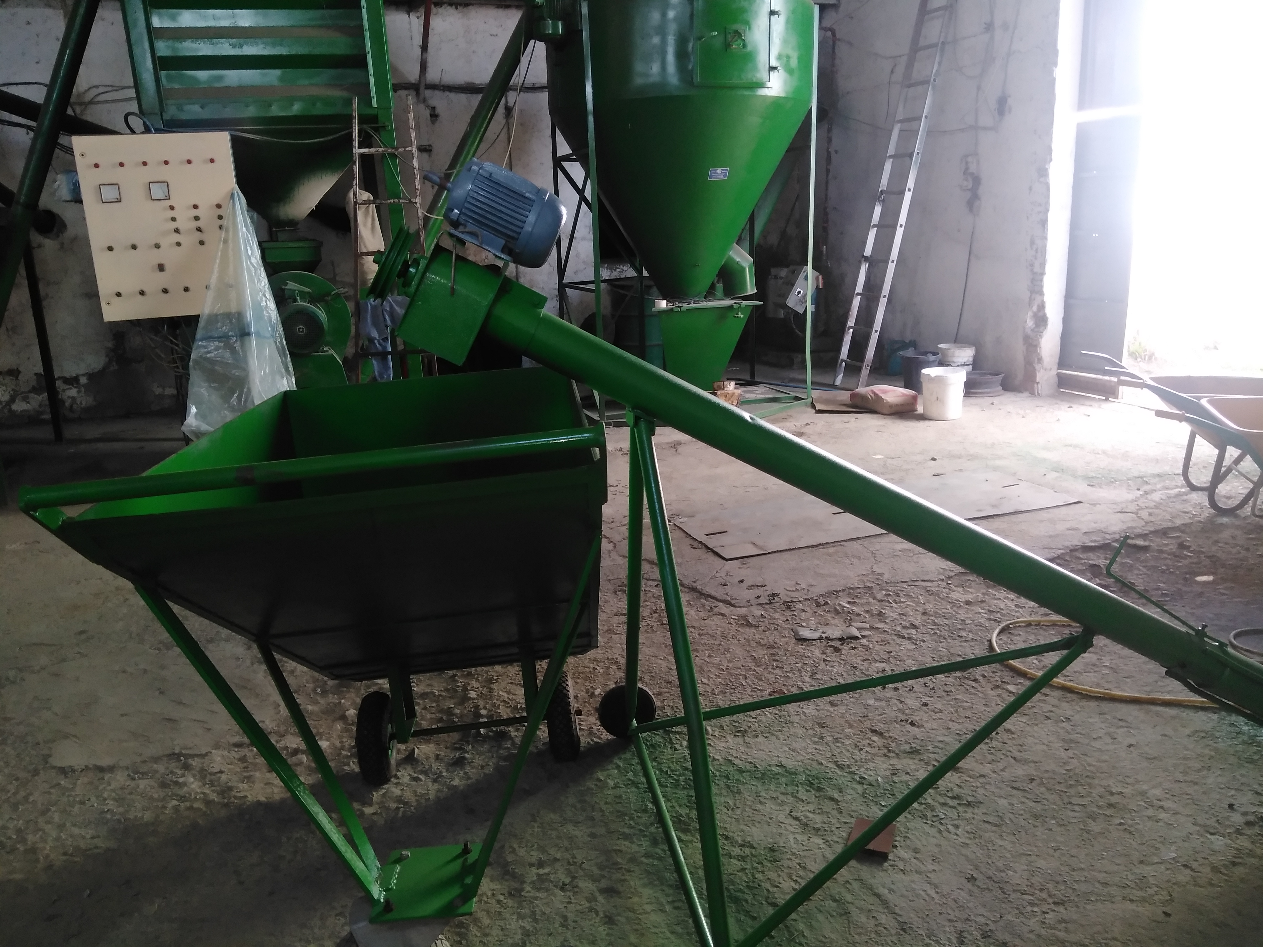 Foto 3 de VENDO CARRITO Y SINFIN PARA ALIMENTAR MOLINO DE PIENSO