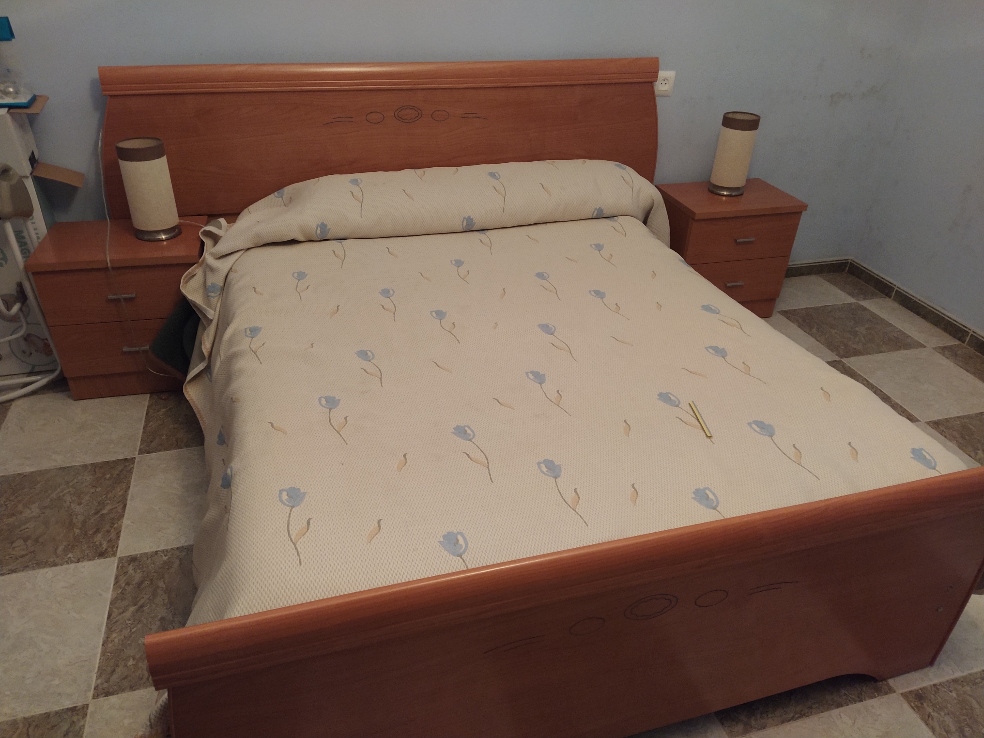 Se vende cama y mesillas
