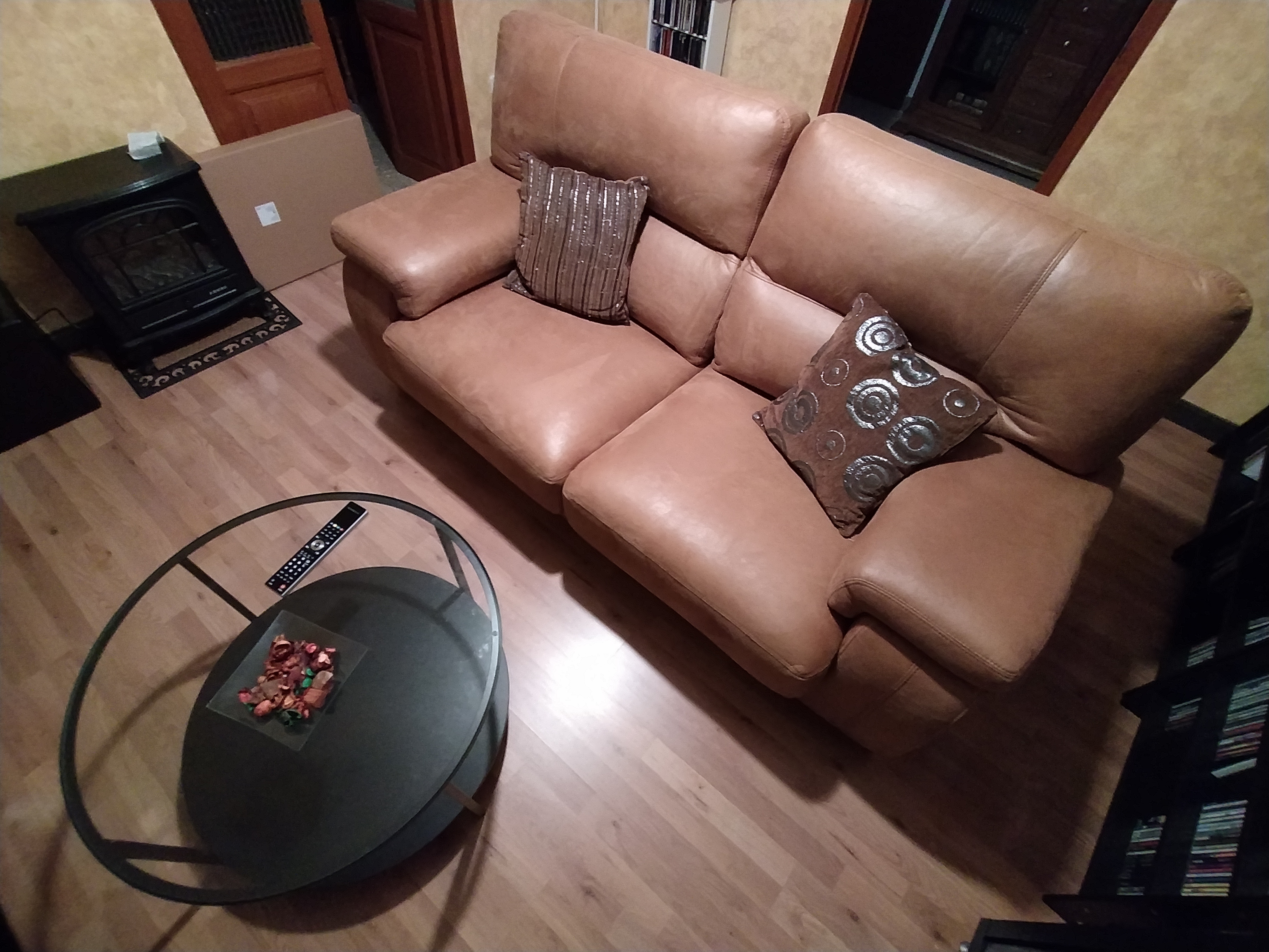 Vendo sofá tres plazas marrón, también mesita de centro