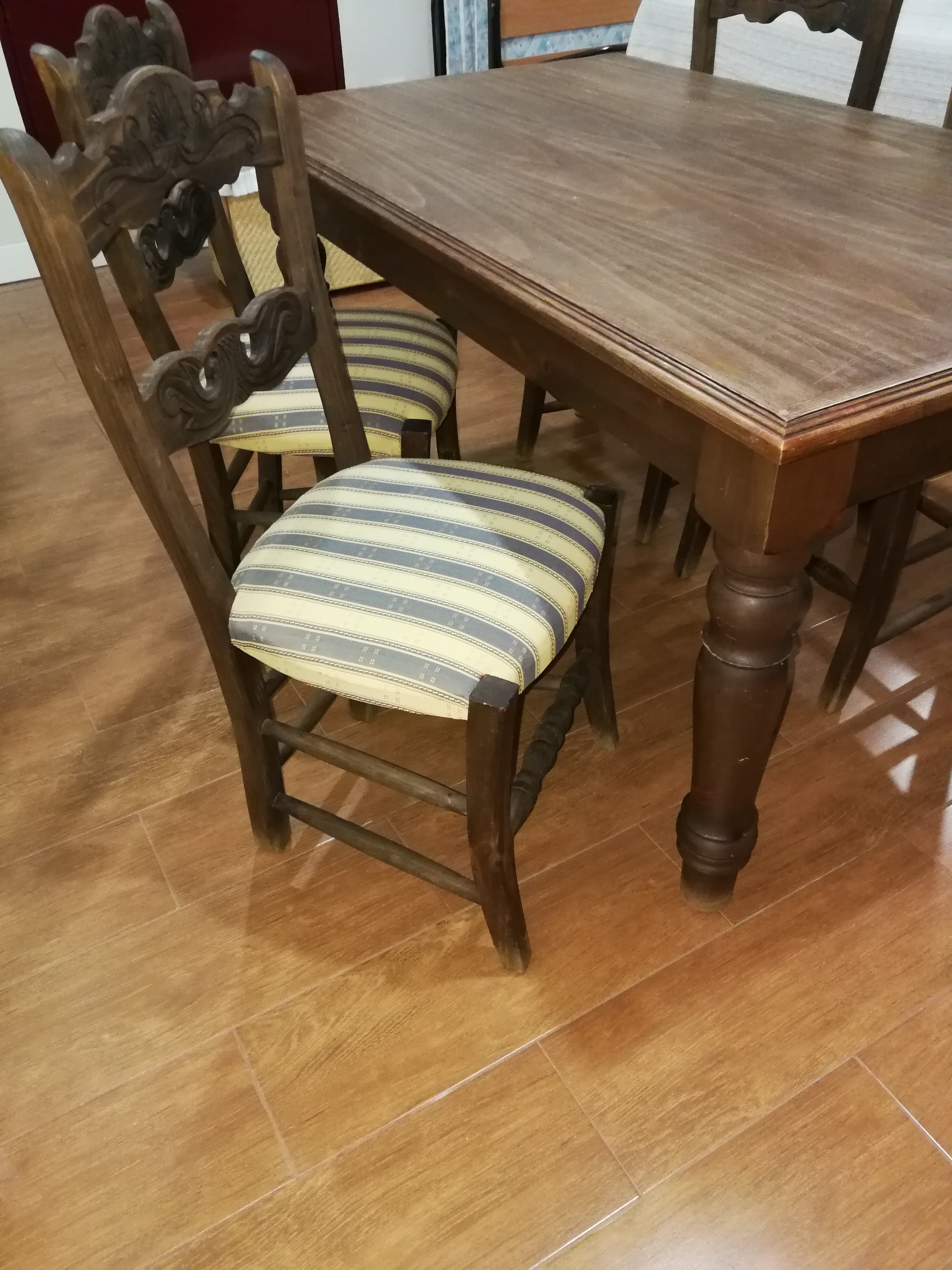 VENDO MESA + 4 SILLAS 