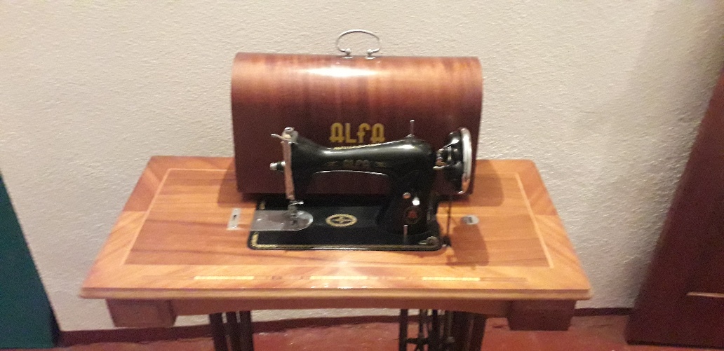 MAQUINA DE COSER ALFA