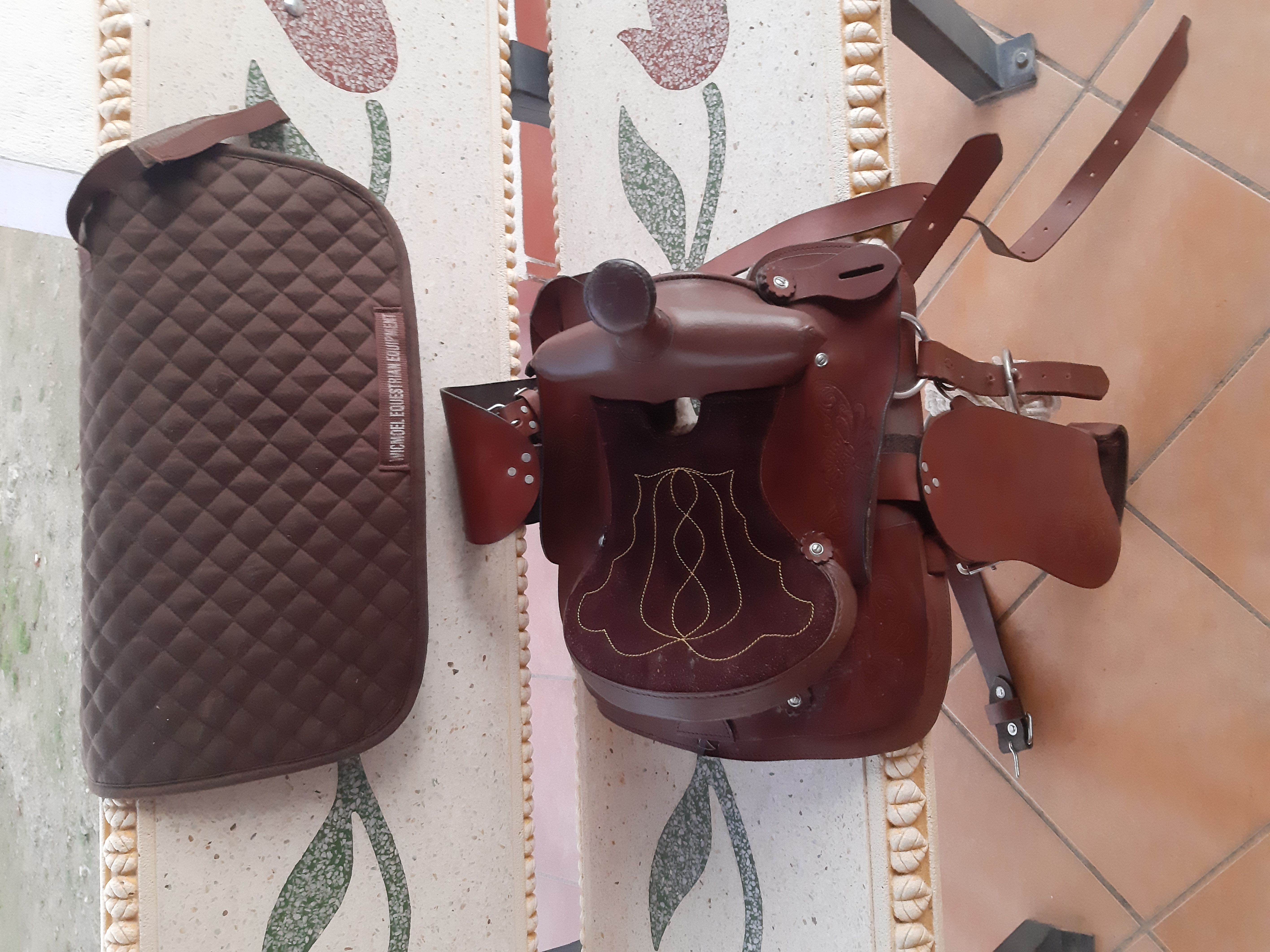 Silla y sudadero pony