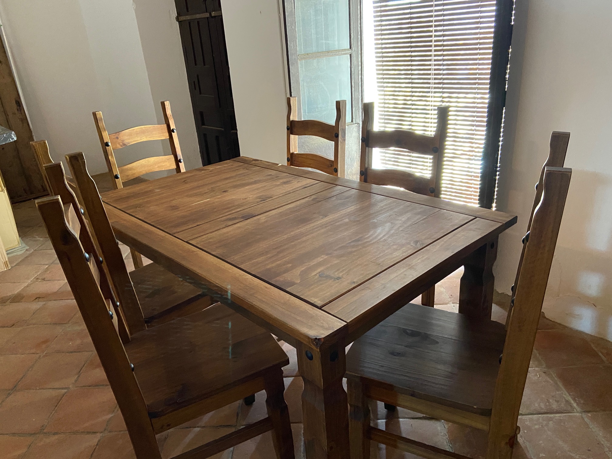 Mesa Comedor y seis sillas madera disponible en Azuaga