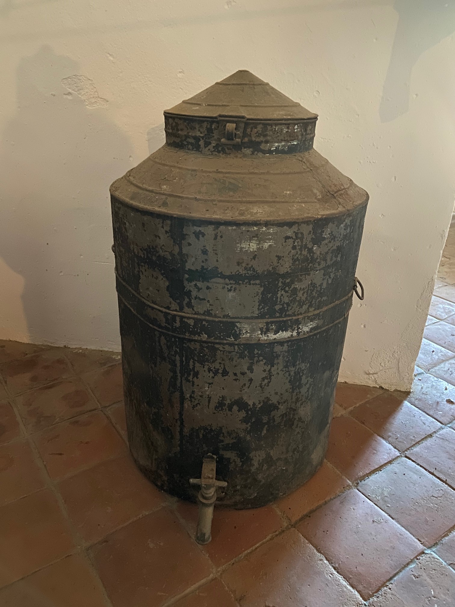 Depósito de Aceite antiguo, unos 80 años