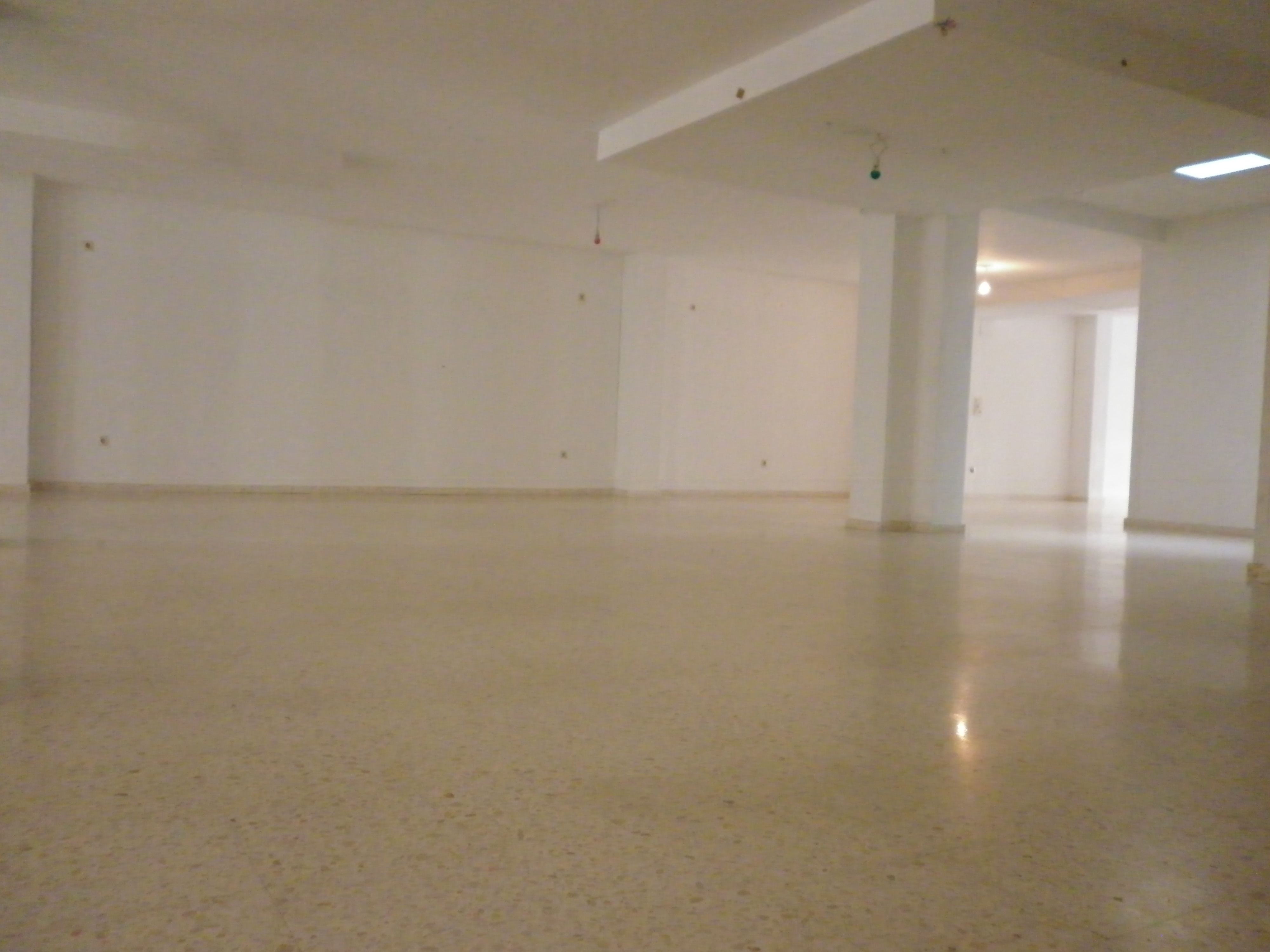 Se alquila local comercial en Berlanga.