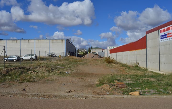 PARCELA EN EL POLÍGONO INDUSTRIAL DE AZUAGA