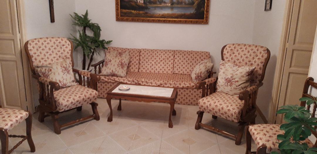 CONJUNTO DE SOFÁ TRES PLAZAS, CON SILLONES Y SILLAS