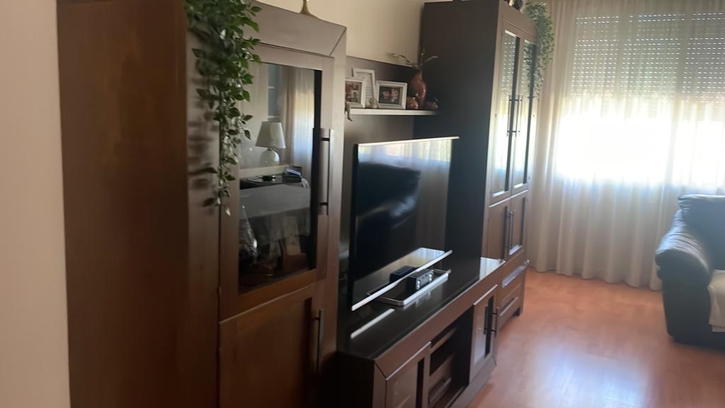 Mueble de salón, mesa de comedor con 6 sillas, sofá de 3 plazas, sofá de 2 plazas y 3 cuadros