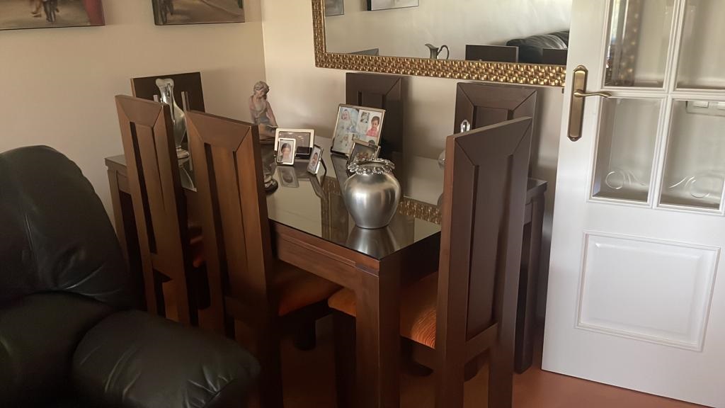Foto 6 de Mueble de salón, mesa de comedor con 6 sillas, sofá de 3 plazas, sofá de 2 plazas y 3 cuadros