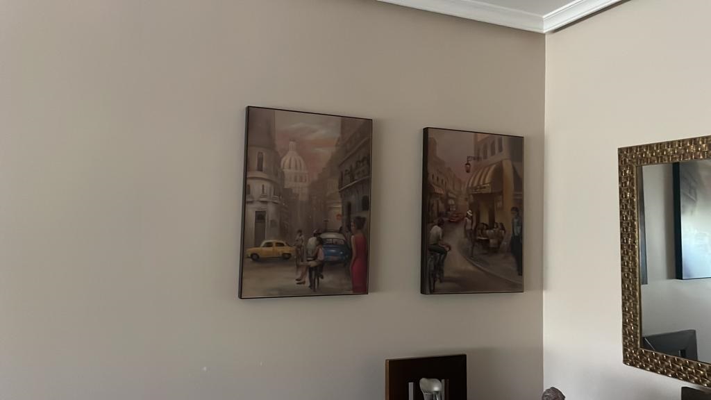 Foto 8 de Mueble de salón, mesa de comedor con 6 sillas, sofá de 3 plazas, sofá de 2 plazas y 3 cuadros