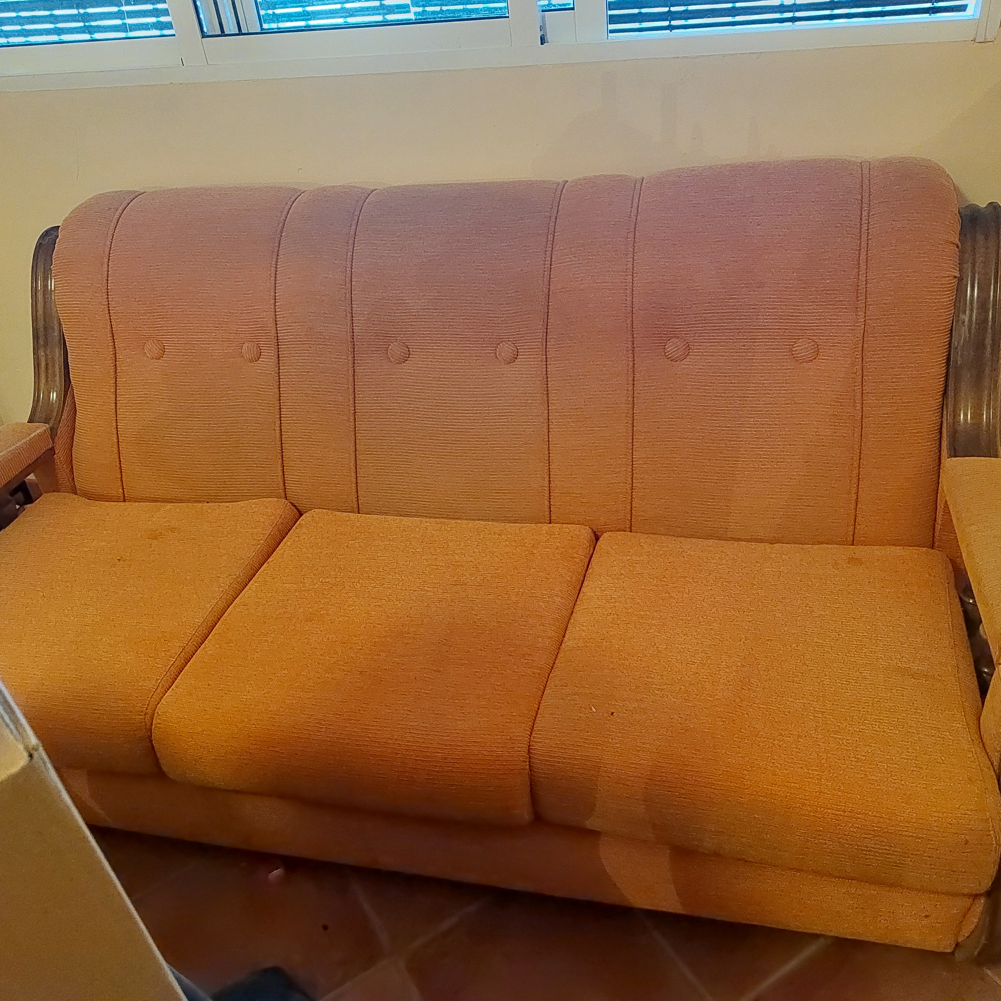 se vende 2 sillones y un sofa a juego