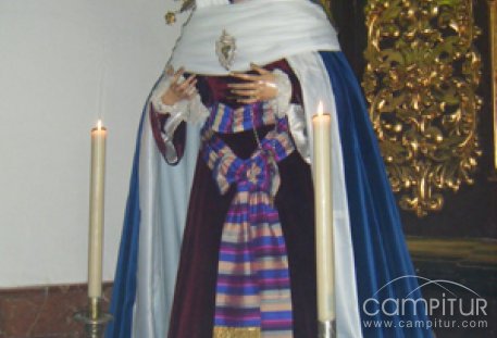 Roban la cruz de oro de la Virgen de la Amargura de Constantina 