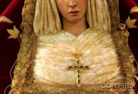 La cruz de oro robada a la Virgen de la Amargura de Constantina aparece en el buzón de un hermano 