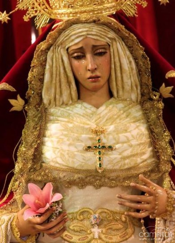 La cruz de oro robada a la Virgen de la Amargura de Constantina aparece en el buzón de un hermano 